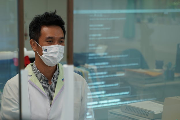 配合外籍看護語言！群創推 AI 口譯問診櫃台，減少溝通不良