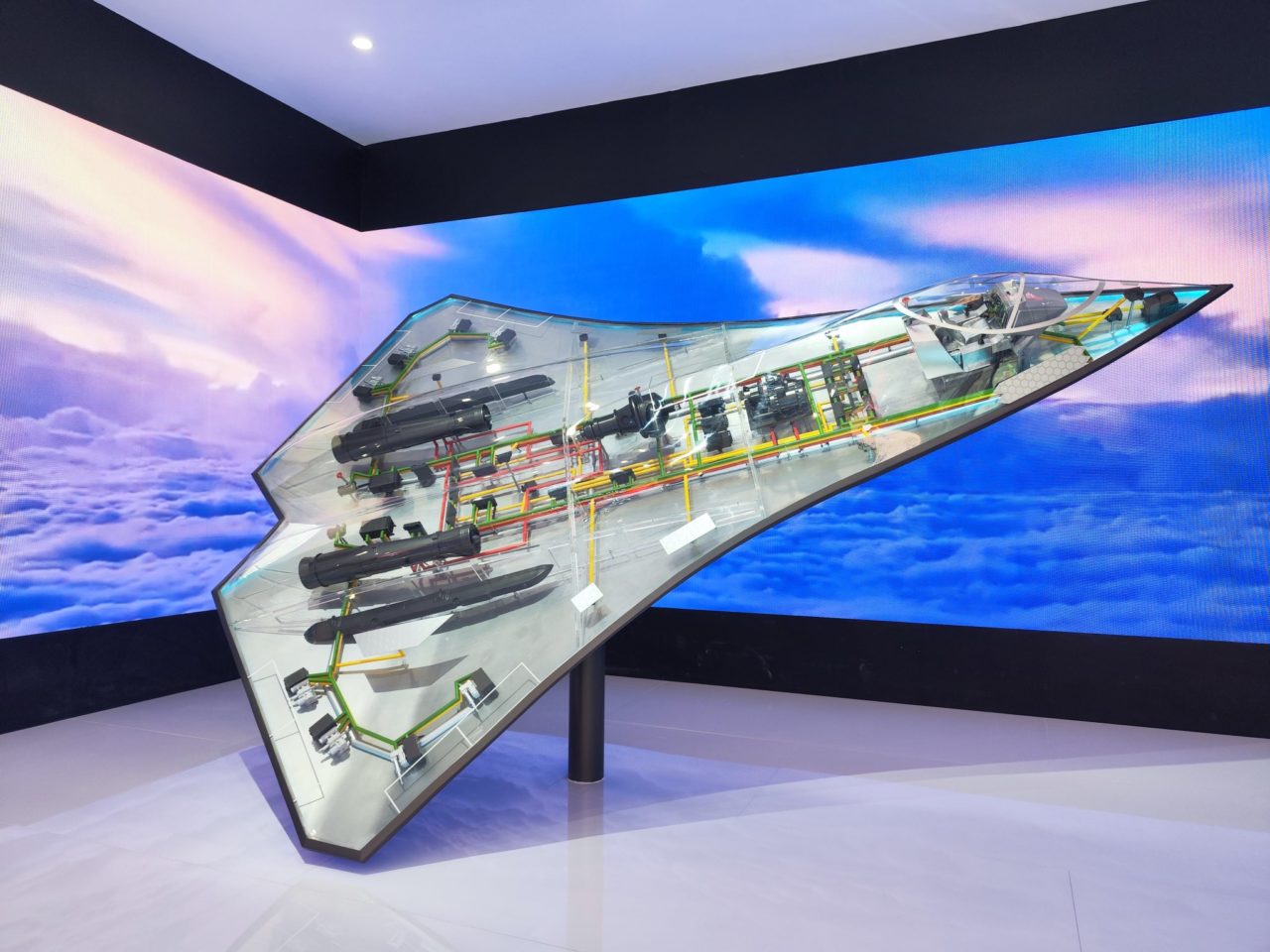 殲-20 首次降落地面展示,六代機概念模型同步於珠海航空展出現 | TechNews 科技新報