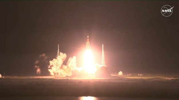 推著獵戶座飛船去月球！地表現役最強運載火箭 SLS 成功發射