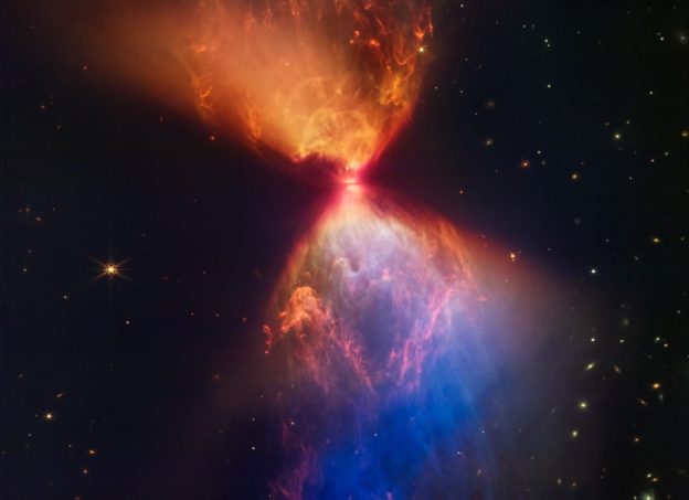 韋伯望遠鏡捕捉沙漏狀熱氣體，中心暗藏原恆星