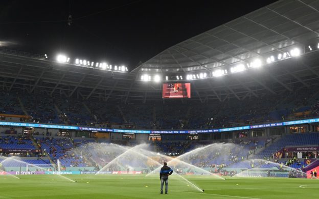 讓草吹專用冷氣、曾想蓋室內空調足球場……號稱最減碳的卡達世足有多荒謬？