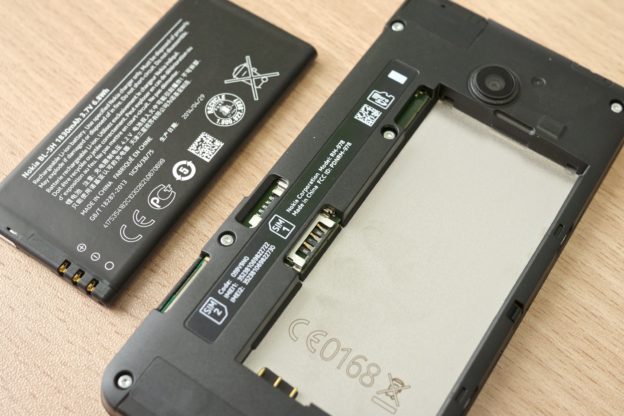 「可換電池手機」或復活，歐盟計劃強制電子產品可換電池