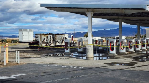 特斯拉移動式超充站失火，MegaPack 整座燒毀