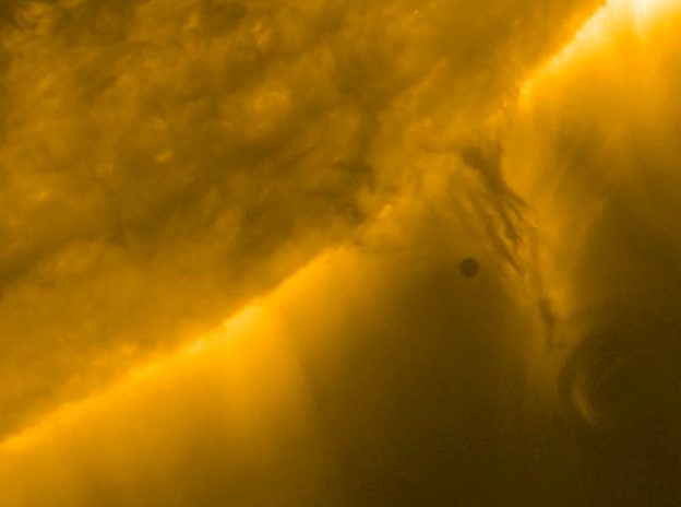 太陽軌道飛行器近距離取景，突顯太陽與水星體型差異