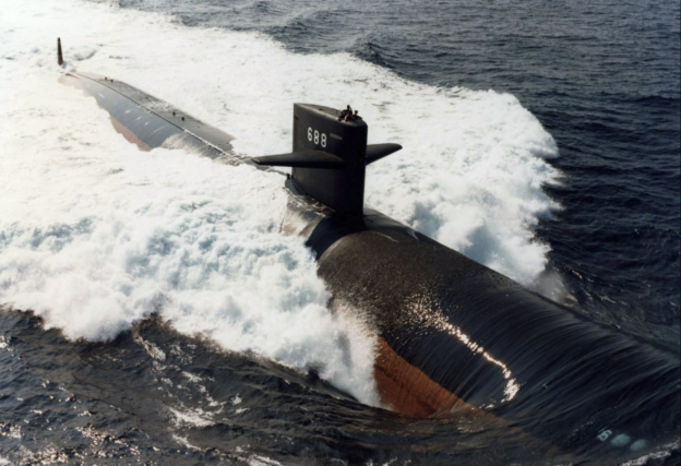 維修能量大亂，美軍核子潛艦停港口五年終於能進廠