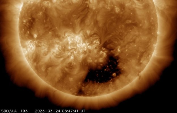 太陽表面出現日冕「大洞」，預計引發 G2 級地磁風暴