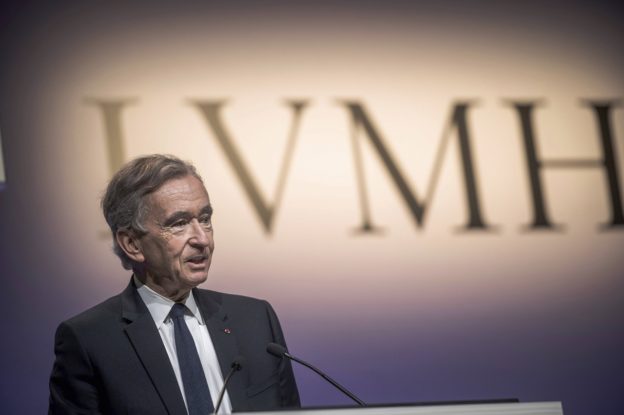 法國商業巨頭登新世界首富，馬斯克因收購 Twitter 資產下跌