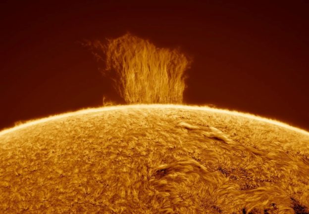 見識一下地球八倍高的太陽電漿瀑布