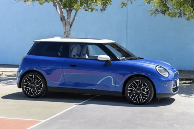 新純電 Mini Cooper 外觀曝光，藍色車身白色車頂＋三角形車尾燈