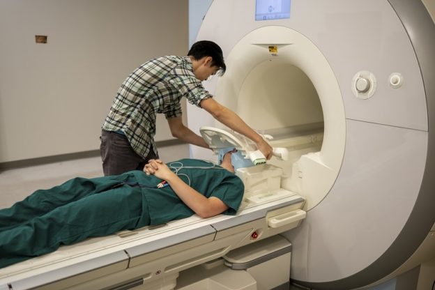 比馬斯克腦機介面還神！科學家開發「非侵入式」大腦想法轉文字系統