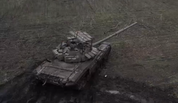 前蘇聯風格正常發揮，俄軍戰車頂棚增加反應裝甲