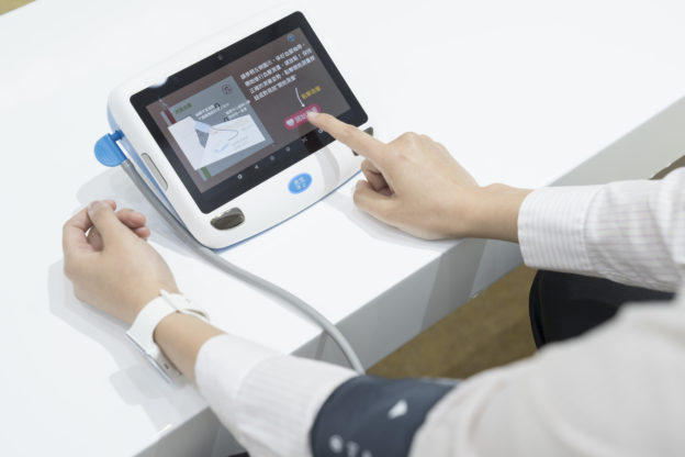 鴻海圖型化使用者介面專利，成功導入醫療級健康照護檢測儀