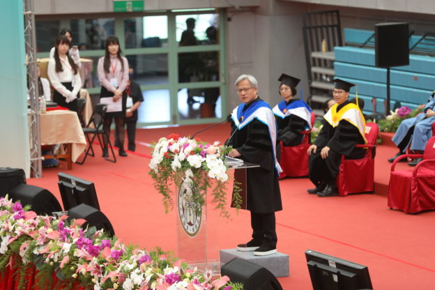 黃仁勳台大致詞秀台語，勉勵畢業生「別用走的，盡量奔跑吧！」