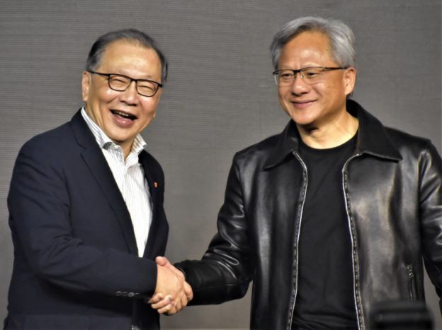 蔡力行與黃仁勳相見歡！聯發科聯手輝達搶進車用電子市場