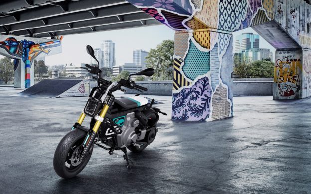 BMW 發表 CE-02 電動「跑酷」機車，要價 7,600 美元