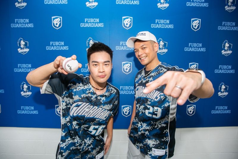 台灣大攜手富邦悍將舉辦「悍將中學主題日」，總經理林之晨、霹靂舞國手孫振聯袂開球，Fubon Angels 全員搶先體驗 MyMoji 數位分身