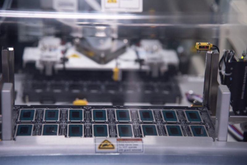 英特爾展示先進封裝，新處理器整合 LPDDR5X 記憶體