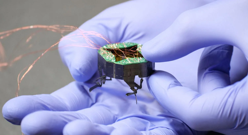 以昆蟲為靈感的微型機器人，還能變形順利擠過狹窄縫隙