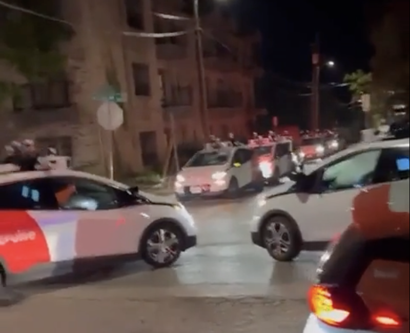 Cruise 自駕計程車狹路對峙，造成德州道路大塞車