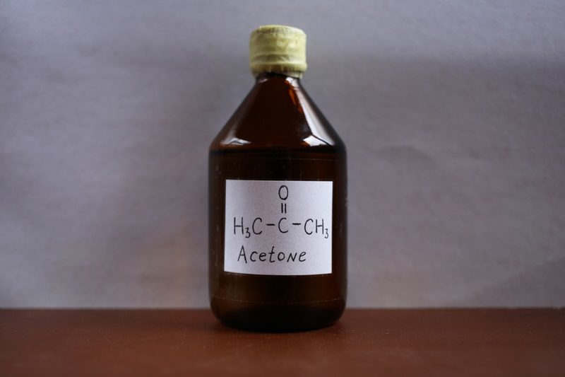 不再需要高溫高壓，只要光與便宜催化劑就能製造「丙酮」