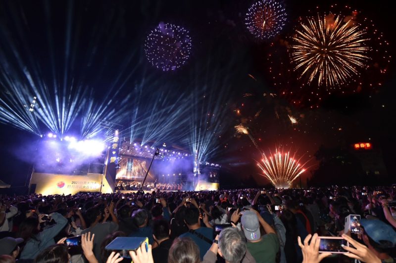 台灣大日月潭花火音樂會融入 AI，480 秒煙火閃耀夜空，引爆 2.5 萬人參加，林之晨 AI 分身主持，郭婞淳 AI 擬聲共演「台式應援」響徹湖畔