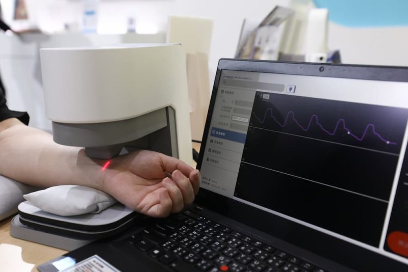 找尋轉型出路！友達推動中醫診斷數位化，群創打造全家智能超市