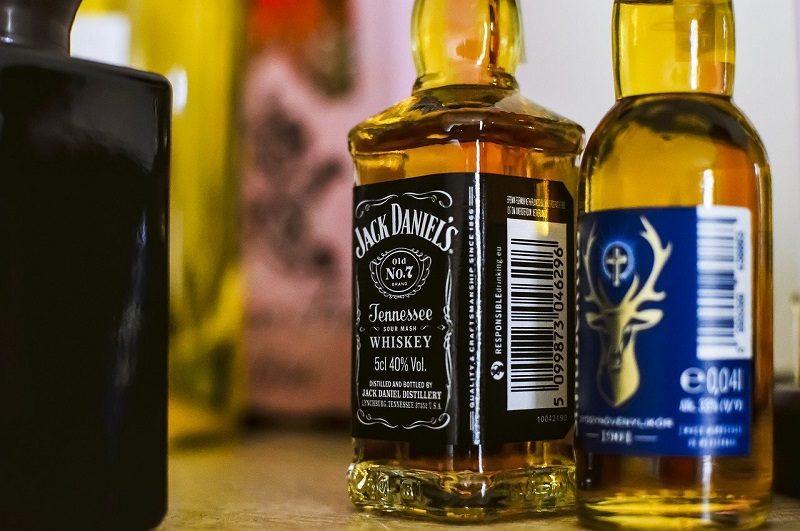 美國威士忌商歡呼，輸歐 50% 關稅延到 2025 年