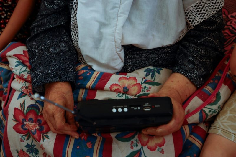 加薩停電難接觸新聞，收音機翻身熱賣多斷貨