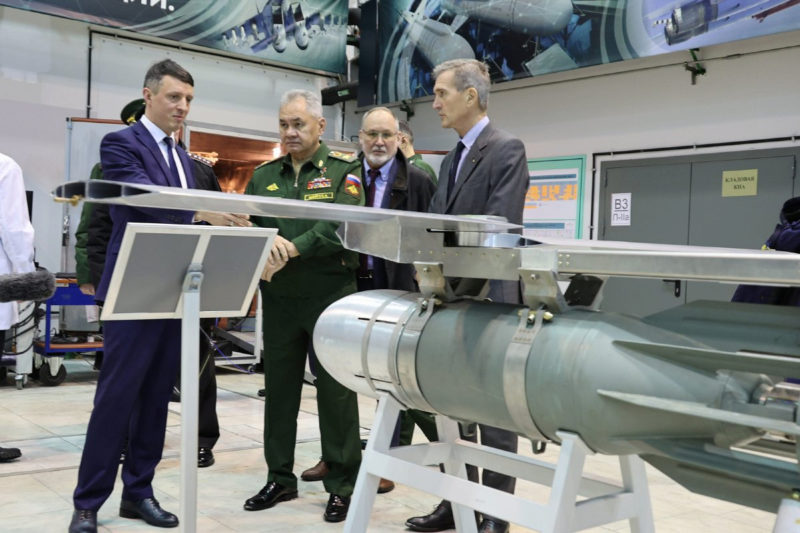 Mother Russia 風格，俄軍為 3,300 磅炸彈開發精準導引套件