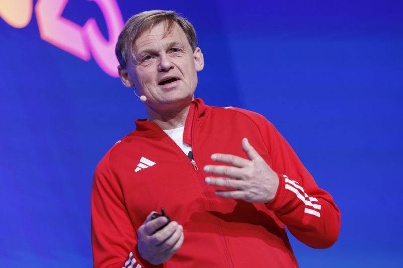 私人手機號碼給六萬員工！上任一年愛迪達 CEO 是誰，能帶公司重返獲利嗎？