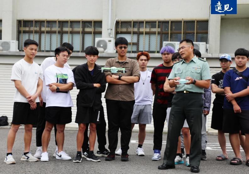 這技能可月收 15 萬!海科大讓無聊軍訓課,成無人機飛手特訓班