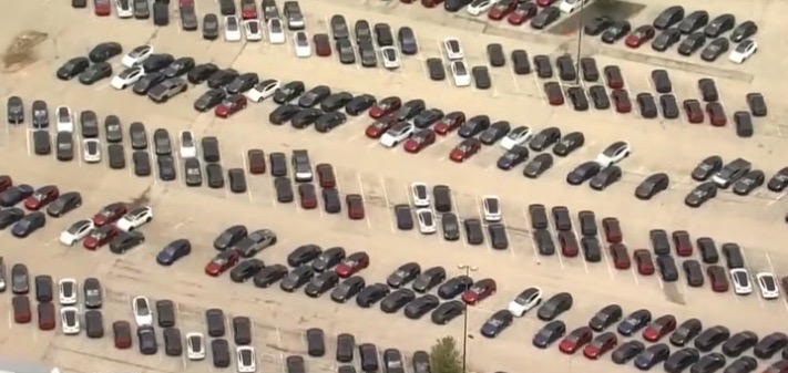 特斯拉庫存爆滿，租用廢棄停車場堆放上千輛新車