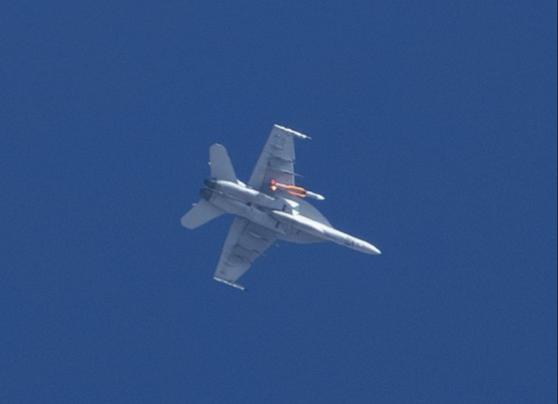 超級大黃蜂武器庫再增加，被目擊掛載標準六型飛彈測試