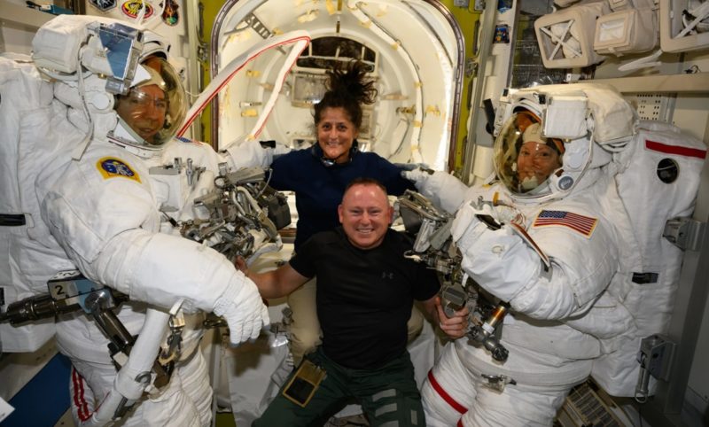 搭波音飛船回不來的太空人最近在做什麼？幫太空站植物澆水