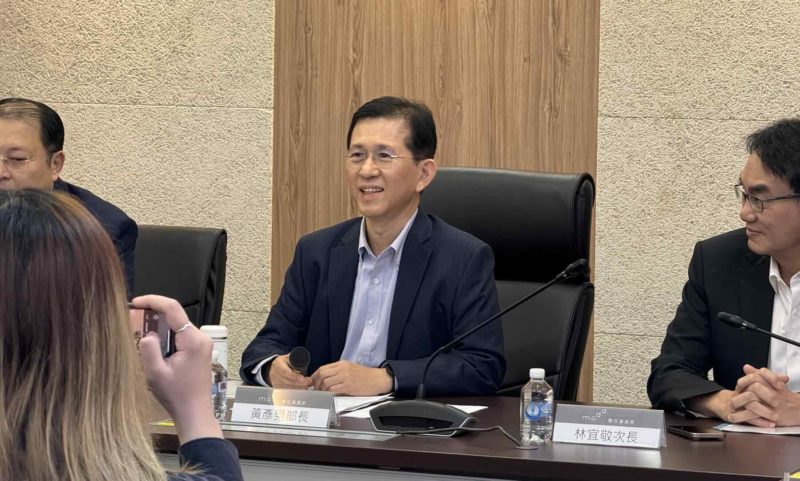 數發部長黃彥男上任滿 100 日，規劃百億 AI 新創投資方案