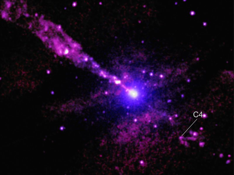 半人馬座 A 星系黑洞噴流撞上不明物體，留下無解 V 形痕跡