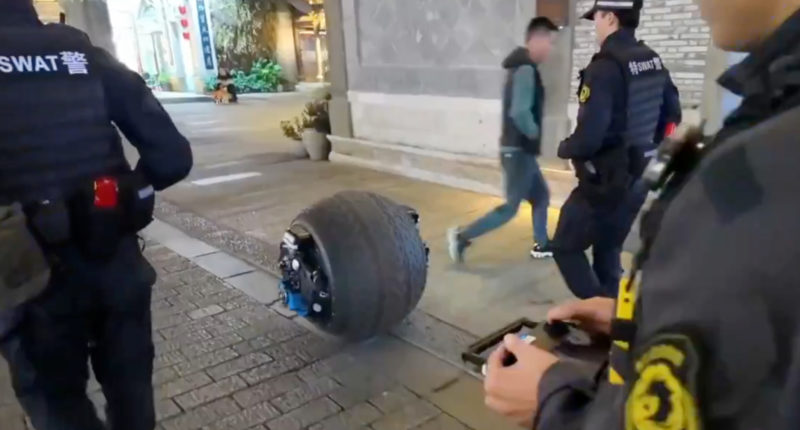酷似蝙蝠俠新道具,中國警察測試兩棲球型機器人