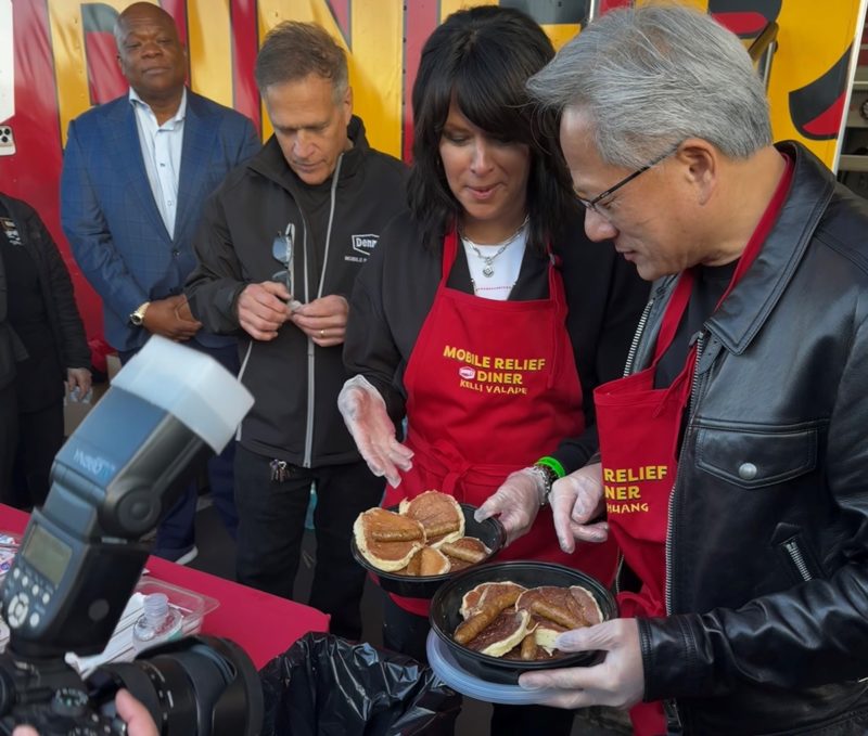 黃仁勳從洗碗工走到科技教父，Denny′s 推限定「NVIDIA 早餐」致敬創業起點