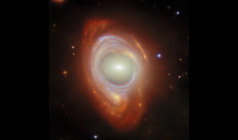 透過宇宙透鏡觀察螺旋星系