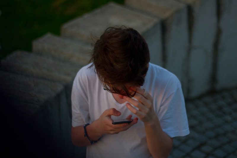 滑手機愈滑愈負面，且還沒老就會「腦衰退」