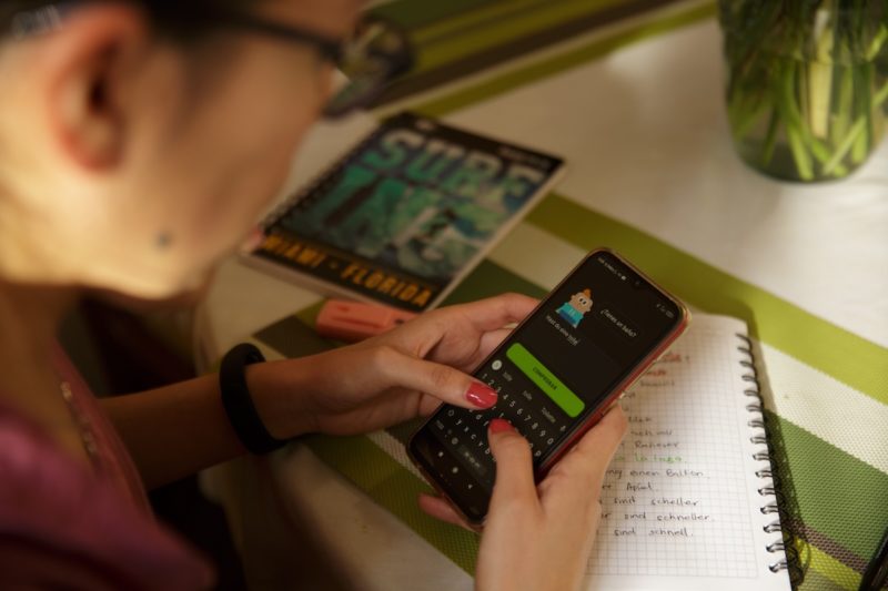 Duolingo CEO 澄清「AI 優先」誤解,推動語言學習新革命