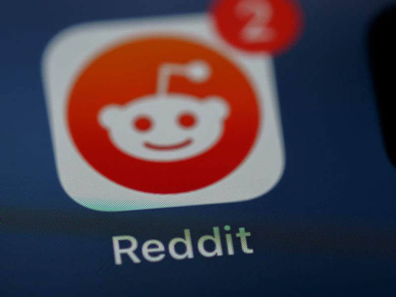 Reddit 控告 Perplexity AI 盜取使用者內容,AI 時代「數據洗錢」大戰揭幕