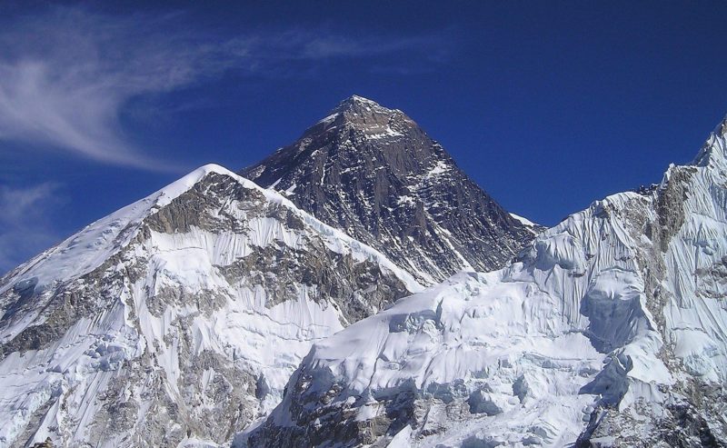 聖母峰「垃圾換押金」計畫失敗，擬改收清理金