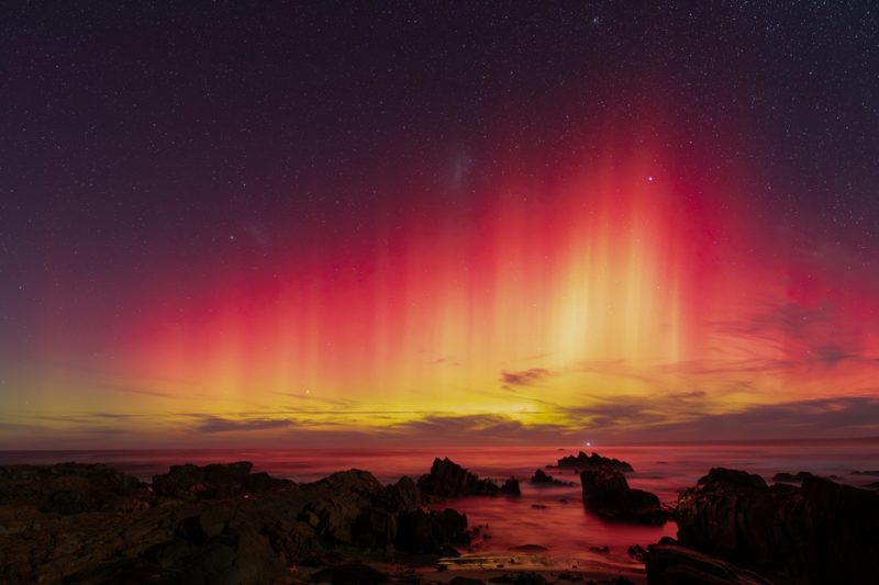 地磁風暴來襲南北半球現極光，絢爛色彩渲染天空