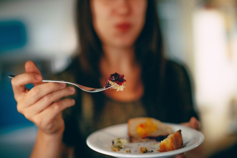 吃東西分心會讓人更胖？研究揭「進食記憶」消失，大腦根本忘了吃過飯