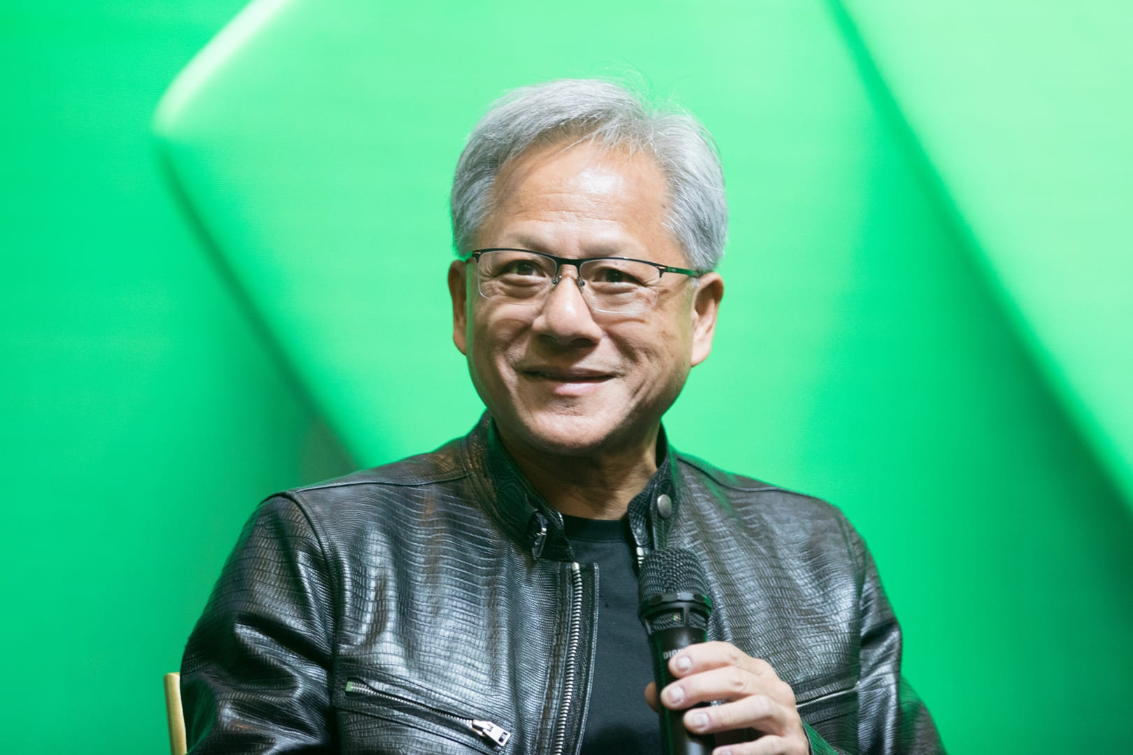 AI 巨頭白宮閉門會議爆交鋒，黃仁勳當面質疑 Anthropic 執行長「危言聳聽」