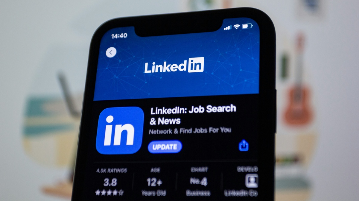 職場人設靠算力？研究揭 LinkedIn 竟成全網 AI 灌水重災區
