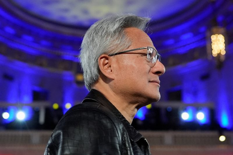 黃仁勳：全力推動 AI 自動化，員工無需擔心失業