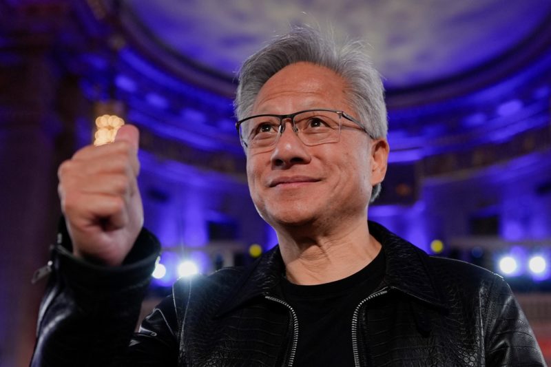 美媒：關稅戰嚴峻，黃仁勳殺入華府為科技業解套