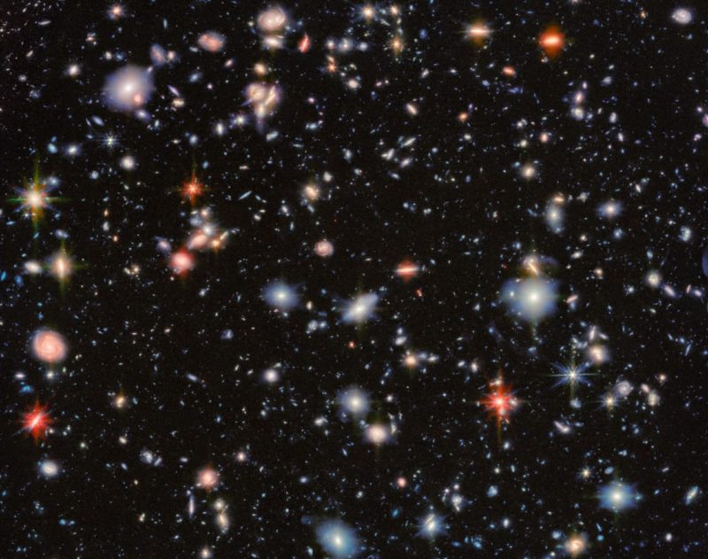 韋伯望遠鏡翻拍經典「哈伯超深空」影像區域,揭示宇宙早期新細節